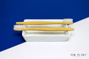 bambusowe szczoteczki do zębów leżące na mydelniczce