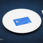 karta kredytowa na talerzu